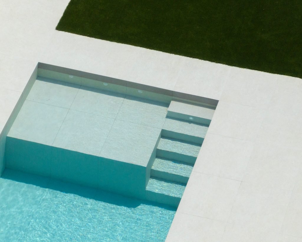 Fotografía de detalle de la piscina
