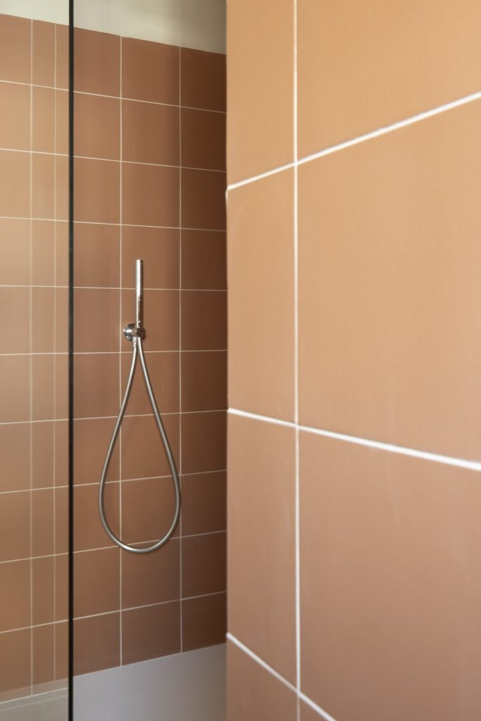 Baño y cerámica color teja.