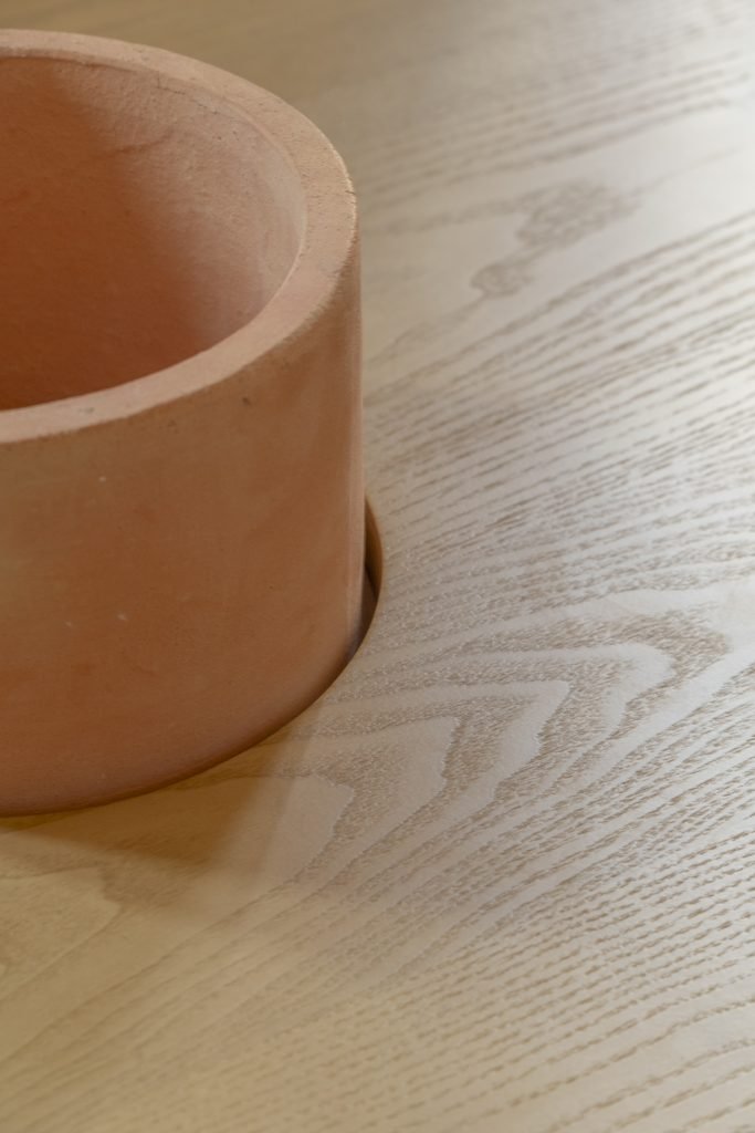Detalle de la mesa del salón