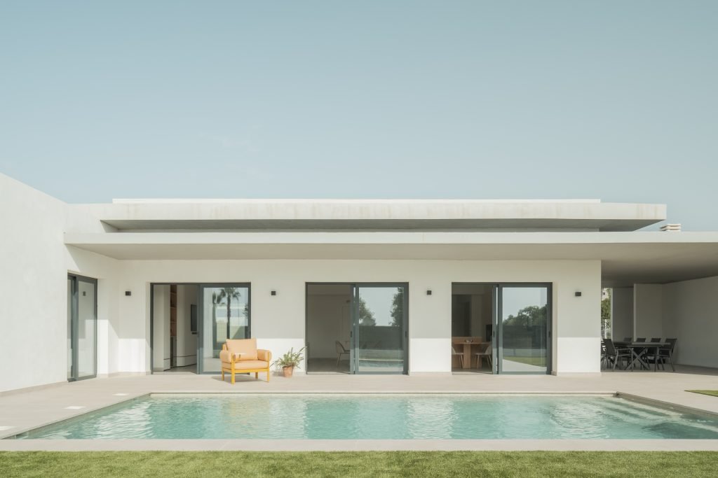 Fotografía de la piscina exterior.