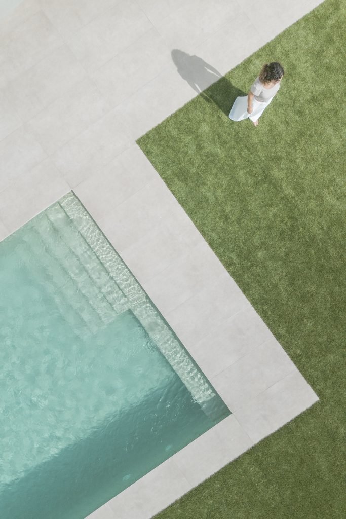 Fotografia en vista de dron de la piscina exterior.