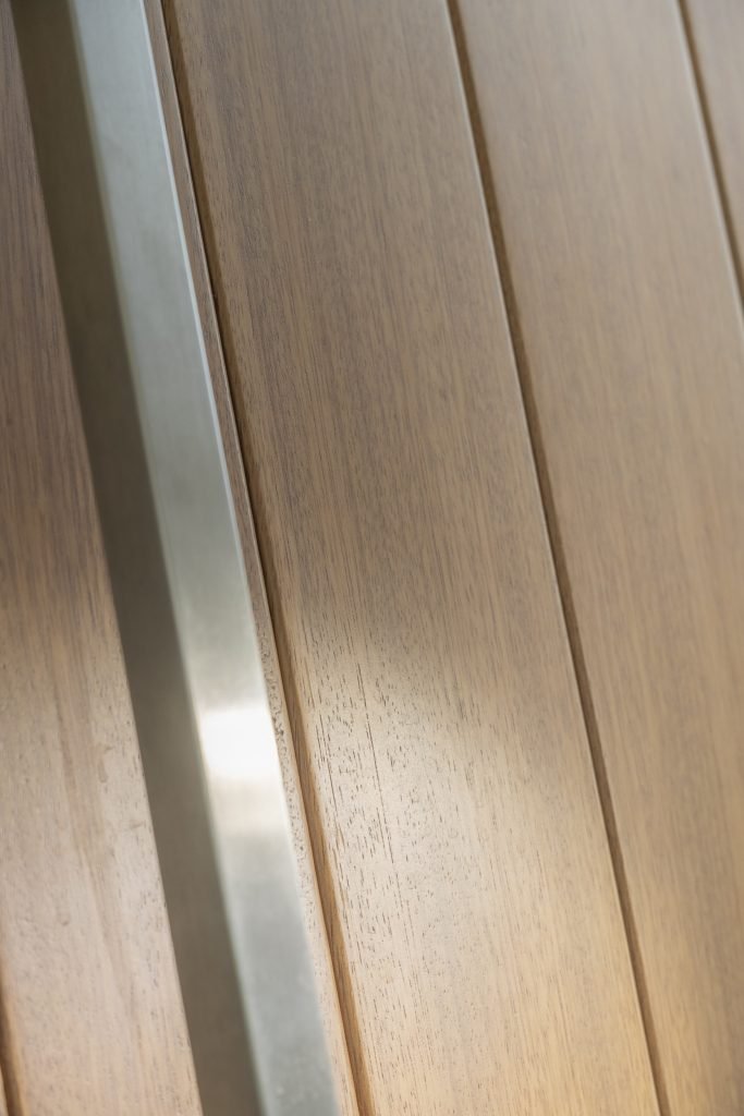 Fotografía de detalle de la puerta.