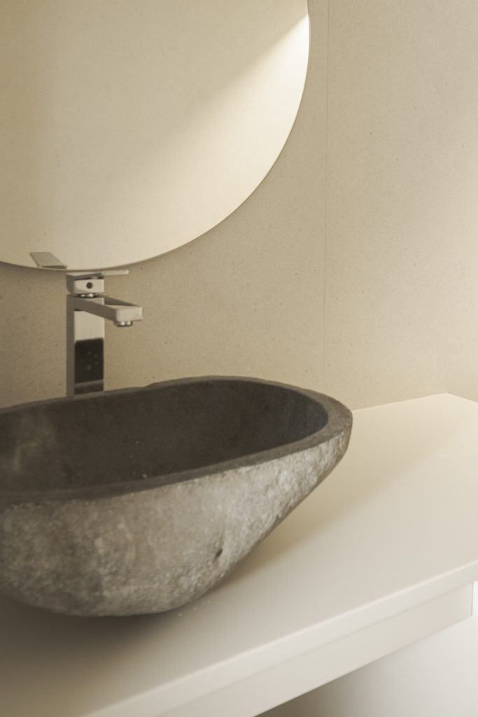 Fotografía del lavabo de uno de los baños del proyecto.