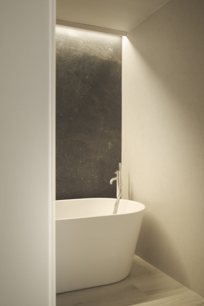 Fotografia de la bañera de uno de los baños del proyecto.