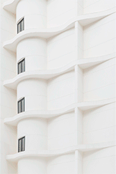 Detalle de fachada blanca con formas curvas y onduladas del Hotel RH Arena Gandía