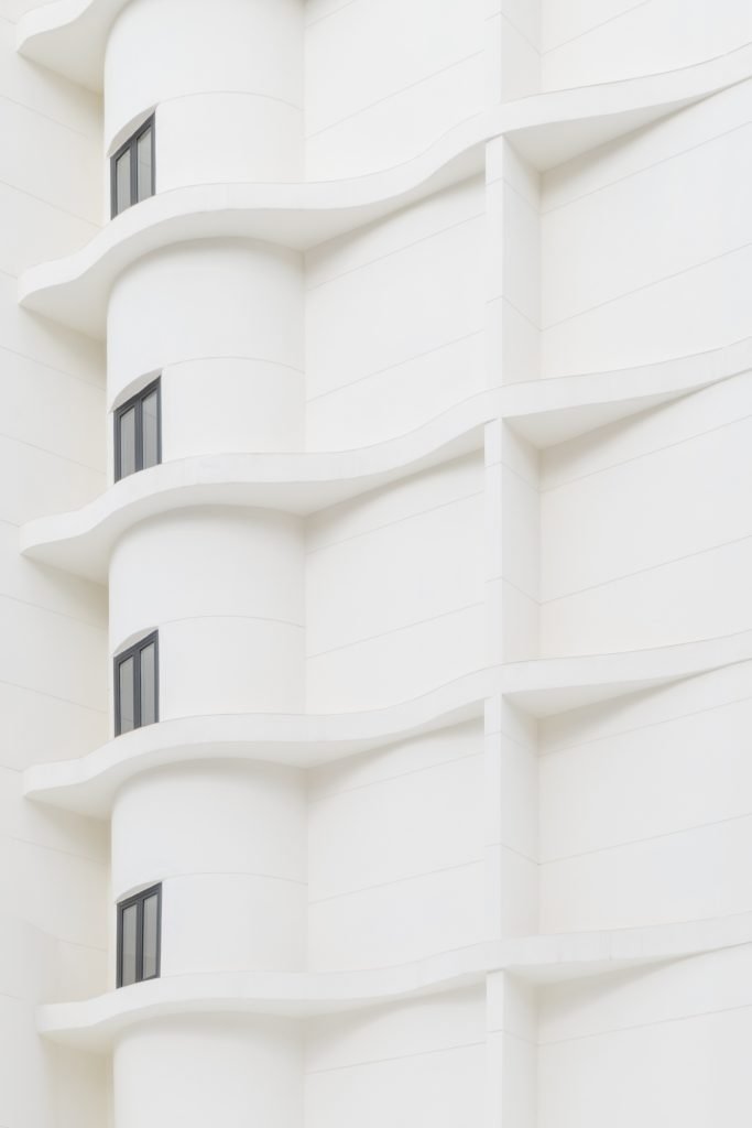 Detalle de fachada blanca con formas curvas y onduladas del Hotel RH Arena Gandía