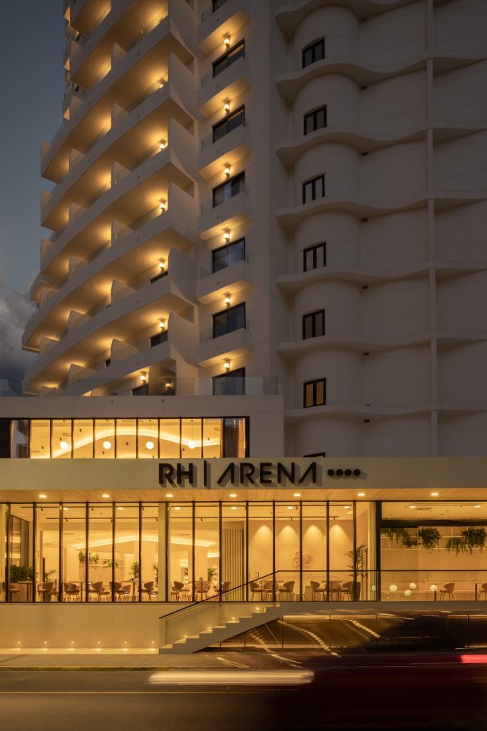 Fachada nocturna Hotel RH Arena Gandía con balcones iluminados