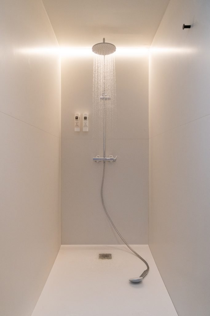 Ducha de lluvia con iluminación retroiluminada en habitación Hotel RH Arena Gandía