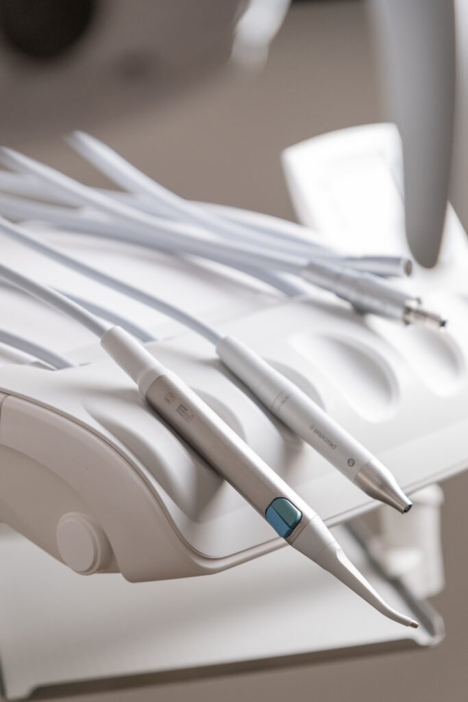 Primer plano de instrumental dental: fresas y piezas de mano de clínica Odentia