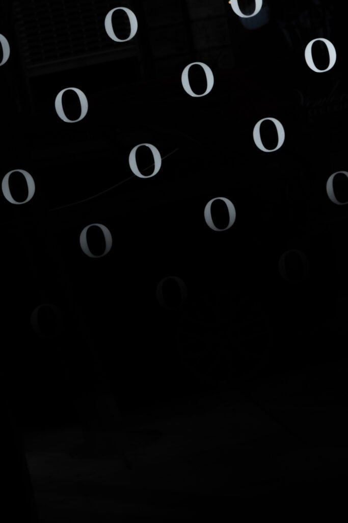 Logotipo de la clínica dental Odentia sobre fondo negro, letra O en blanco