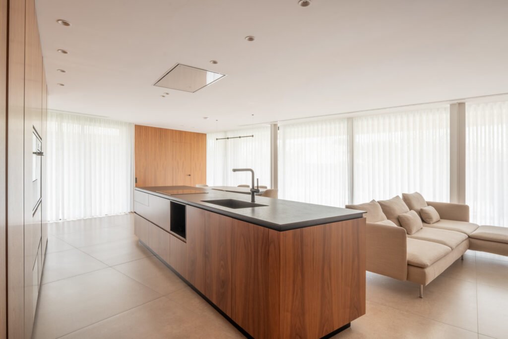 Cocina con isla de madera integrada en el salón — Casa en el Mediterráneo, Fran Esbrí Studio, Castellón | Jesús Castelló