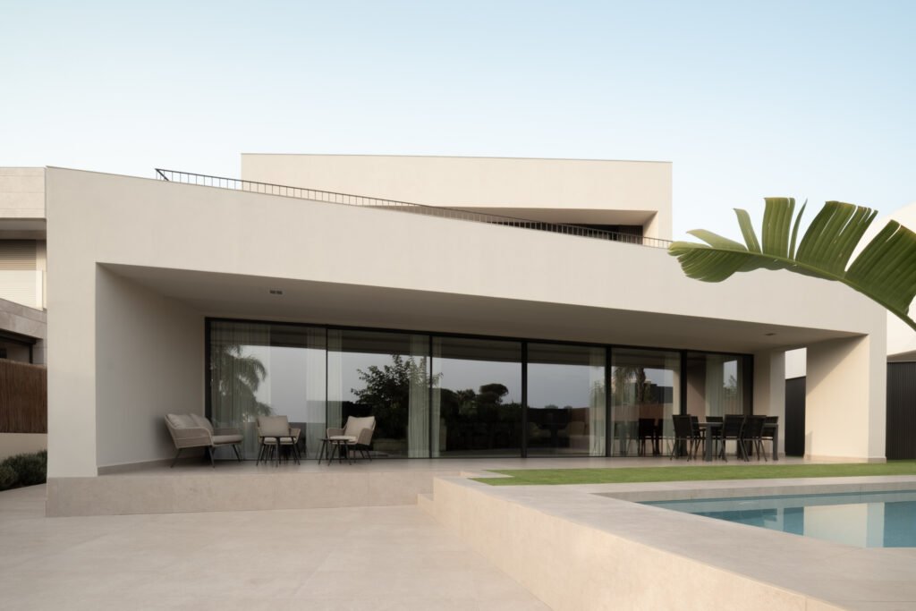 Fachada trasera con piscina y terraza — Casa en el Mediterráneo, Fran Esbrí Studio, Castellón | Jesús Castelló