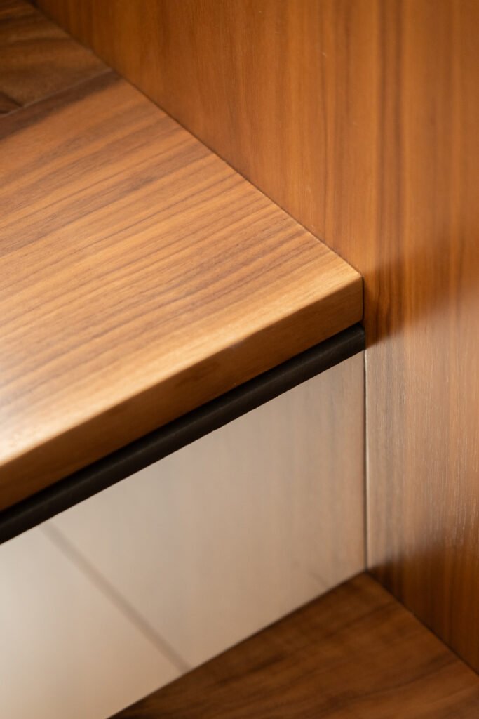 Detalle de acabados y carpintería en madera — Casa en el Mediterráneo, Fran Esbrí Studio, Castellón | Jesús Castelló