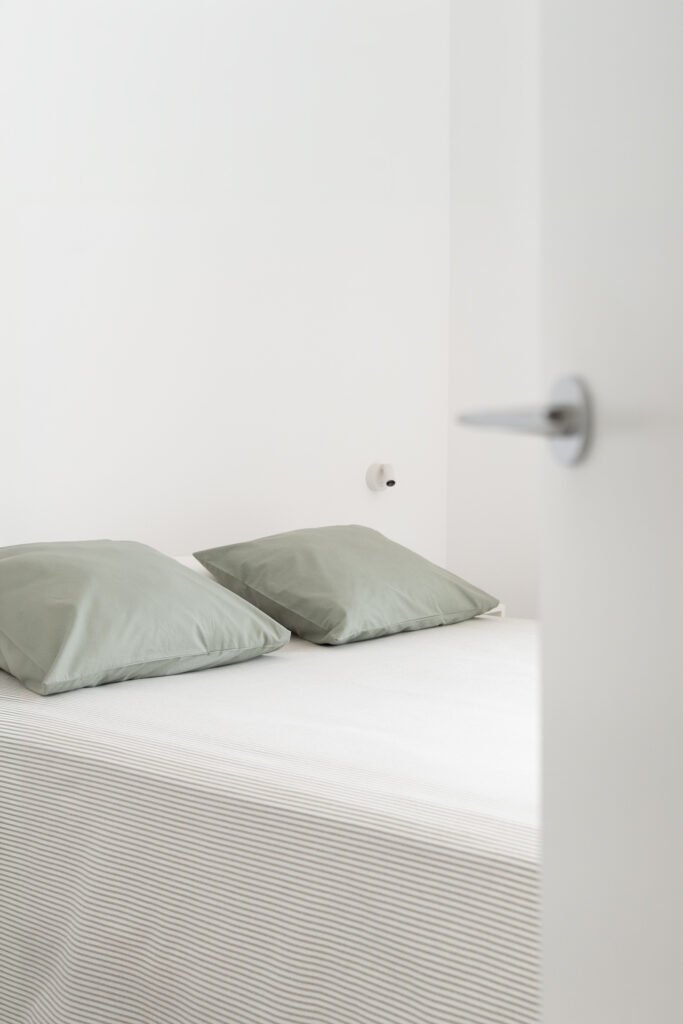Dormitorio con ropa de cama en tonos verdes — Casa en el Mediterráneo, Fran Esbrí Studio, Castellón | Jesús Castelló