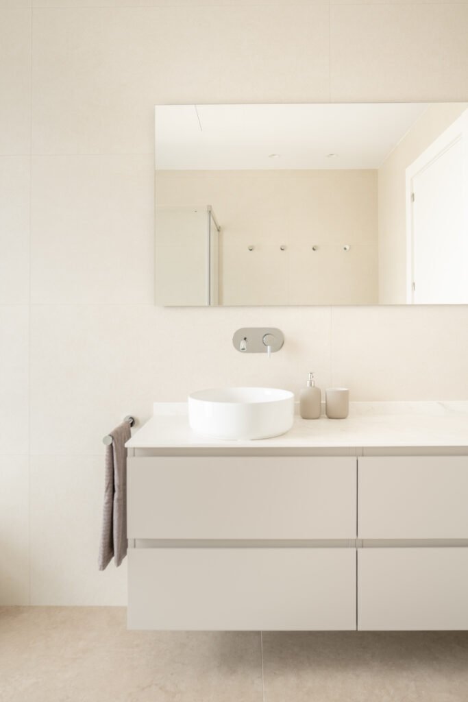 Baño con lavabo sobre encimera y grifería empotrada — Casa en el Mediterráneo, Fran Esbrí Studio, Castellón | Jesús Castelló