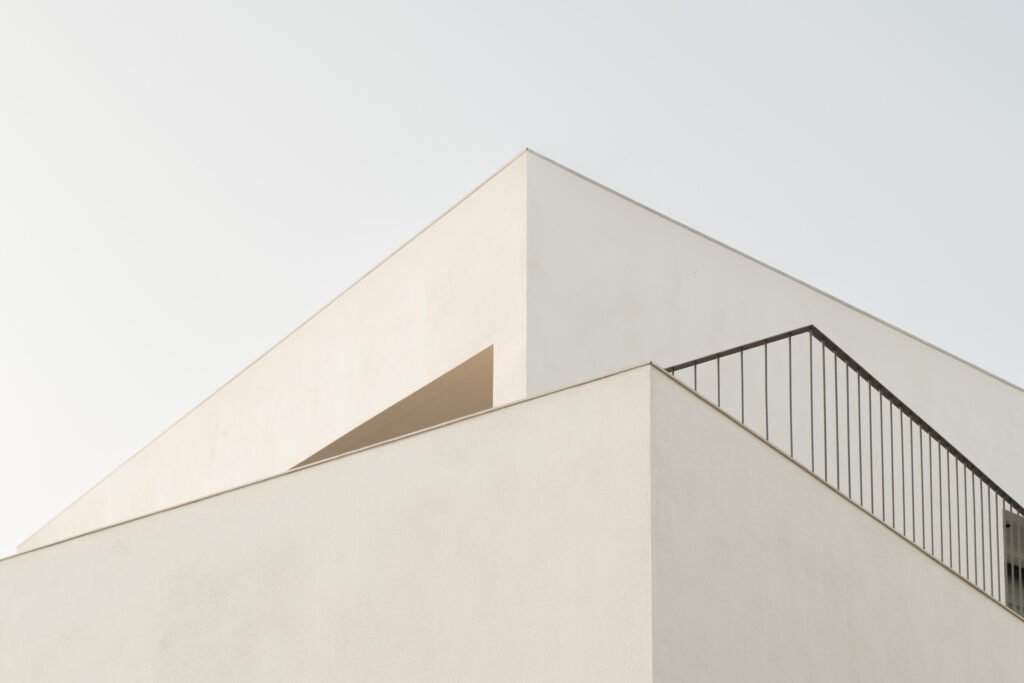 Detalle de fachada con volúmenes geométricos en blanco — Casa en el Mediterráneo, Fran Esbrí Studio, Castellón | Jesús Castelló